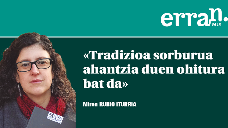 Zuri-gorriz jantzita