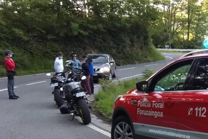 Lau motorzale salatu dituzte Ibardingo bidean «aitzineko gurpila altxatuta» auto kamuflatua aurreratu dutenean