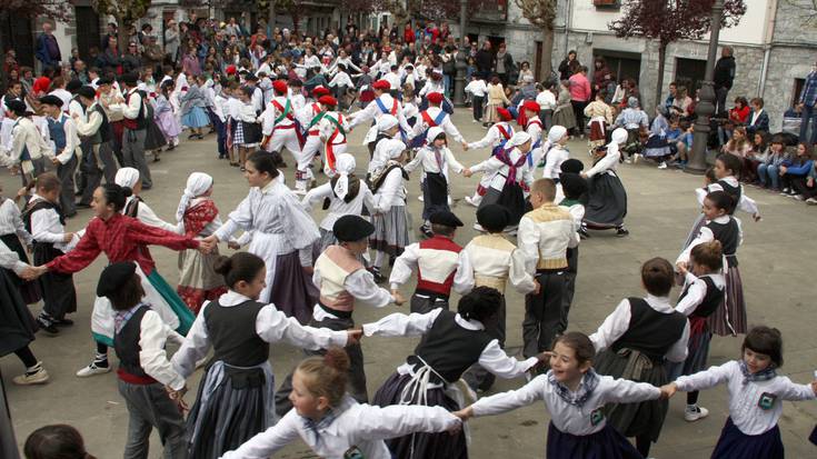 Tantirudantza jaialdiak 160 dantzari ttiki bildu ditu Lesakan igandean