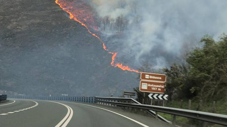 Beran Antzuzelai aldeko sutea, N-121-A errepide ondoraino iritsi da eta trafikoa eten dute bi noranzkoetan