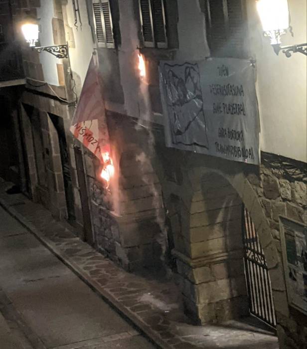 Doneztebeko bestetan paratuak zituzten parkartak erre dizkietela salatu du Lapaitza Gazte Asanbladak