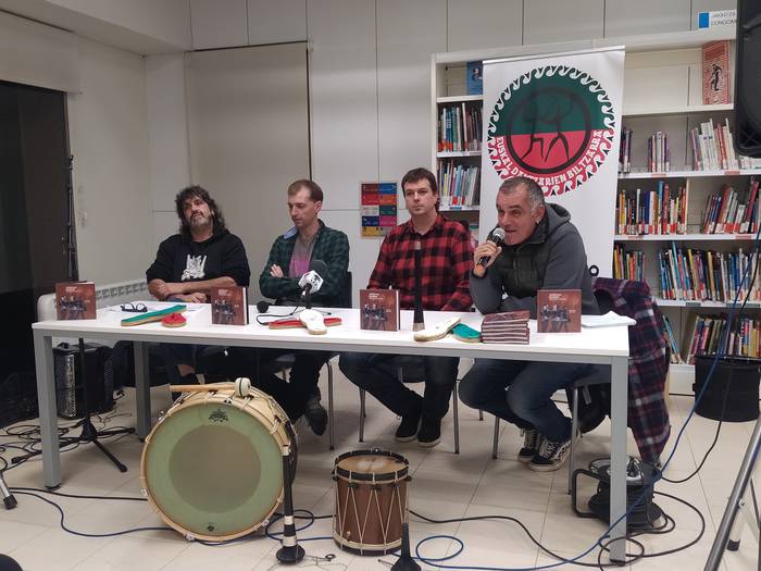 'Espartinen ahaireak' disko-liburua aurkeztu dute Baztango Gaitariek