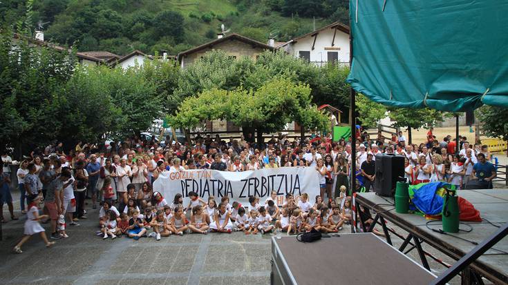 Goizuetan ere pediatria zerbitzuaren aldeko elkarretaratzea egin dute