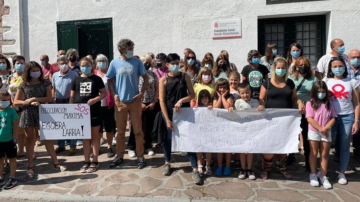 Urdazubin asteburuetan medikurik ez izateak «17 herrietako 8.000 biztanleri» eragiten diela salatu dute Baztango alkateek