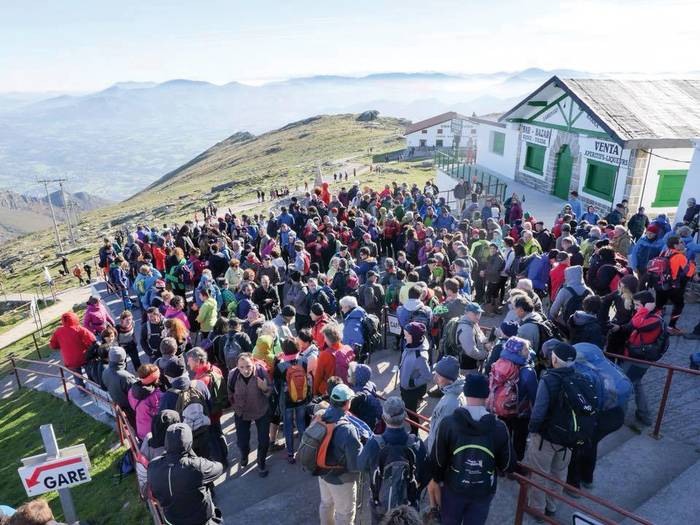 500 lagun baino gehiagok Laruneko makroproiektua salatu zuten igandeko mendi martxan
