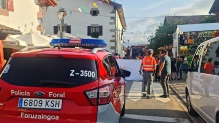Arizkunen auto batek harrapatu duen emakumea helikopteroan eraman dute ospitalera