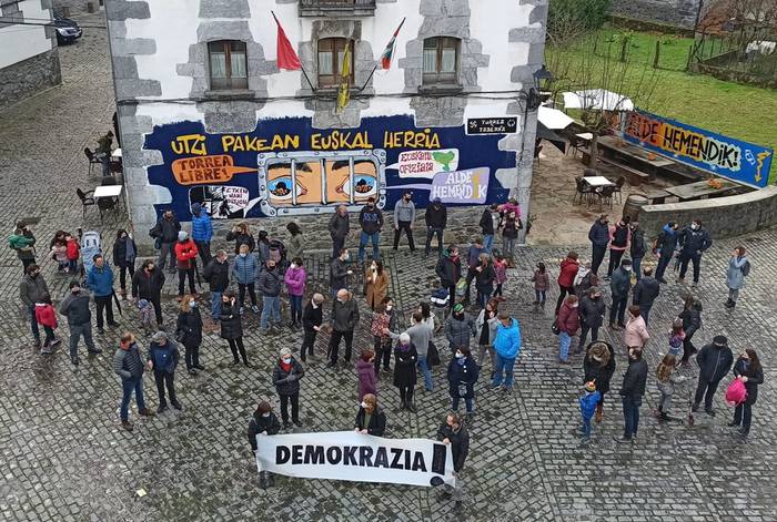 «Demokrazia» lelopean elkarretaratzeak egin zituzten larunbat goizean eskualdeko hainbat herritan