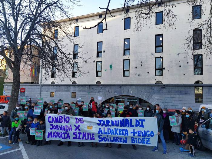 Jardunaldi aldaketa erabakitzeko gehiengo soila nahikoa izatea eskatu dute Haur eta Lehen Hezkuntzako eskola publikoetako gurasoek