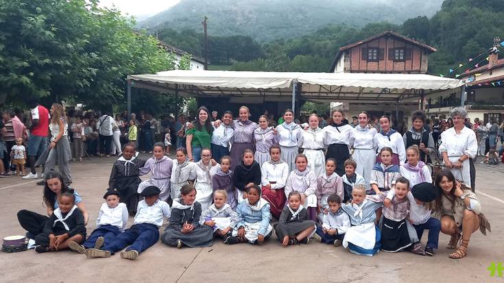Herriko dantzarien emanaldiarekin eta mariatxiekin borobildu dituzte Iturengo bestak