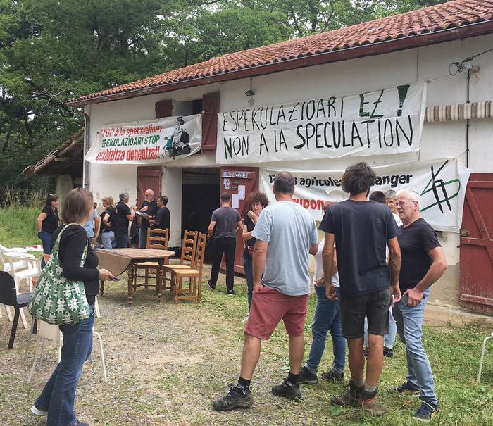 «Senperen lan egitea eta bizitzea ezinezkoa bilakatzen ari zaigu»