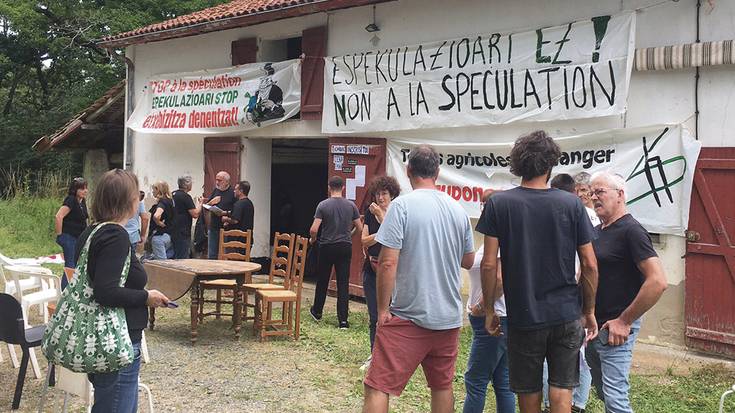 «Senperen lan egitea eta bizitzea ezinezkoa bilakatzen ari zaigu»