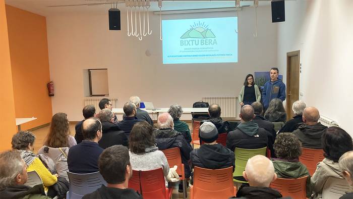 Ikusmin haundia sortu du Beran BixtuBeraren lehenbiziko instalazio fotovoltaikoaren inguruko bilerak