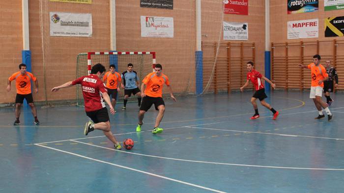 Larunbat honetan hasiko da Doneztebeko Eguberrietako Areto Futbol Txapelketa