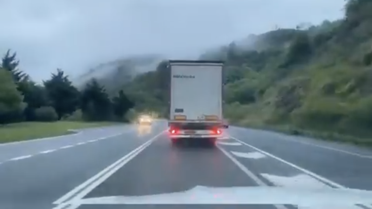 Aurreratze arriskutsuak egiten zebilen auto gidari bat gelditu dute N-121-A errepidean