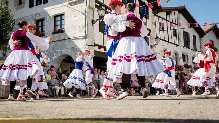 Asteburuko jendetzaren eta San Migel eguneko dantzen ondotik, azken txanpan sartuak dira Igantziko bestak