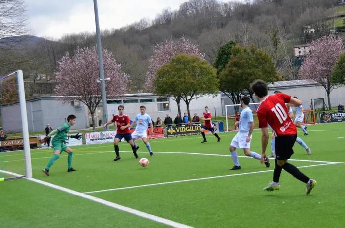 Maila mantentzeko garaipen garrantzitsuak lortu dituzte Baztan eta Beti Gazteko gizonezkoen futbol taldeek