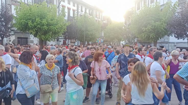 [ARGAZKIAK]: Lesakako plaza dantzan paratu du Puro Relajo taldeak