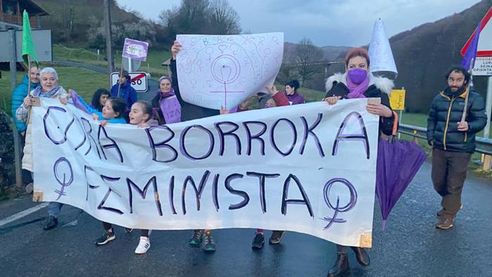 Areson ere borroka feministaren aldeko mezua zabaldu dute