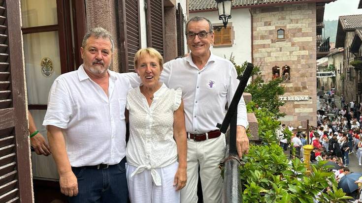 Kotoño Belarrak, Tomas Utergak eta Rosario Erasunek piztutako suziriarekin hasi dira Doneztebeko bestak