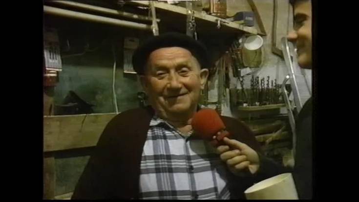 Sunbillako Patxiku Larretxea eta Daniel Bertiz osaba-iloba kaikugileekin solasean 2001ean