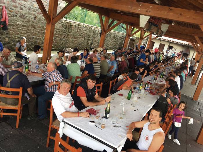 San Andres eguneko bazkarirako txartelak salgai paratu dituzte Narbarten