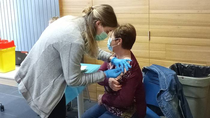 Nafarroan aste honetan hasiko dira hirugarren dosia jartzen 60 eta 69 urte bitartekoei