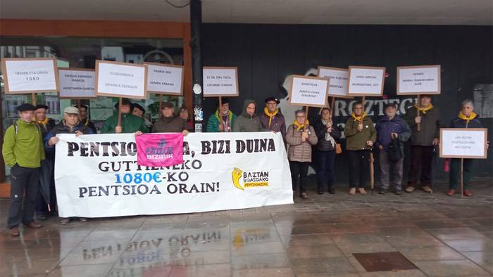 «Erdiz bizirik» aldarrikatu dute Baztan-Bidasoko pentsiodunek gaur Elizondon egin duten agerraldian
