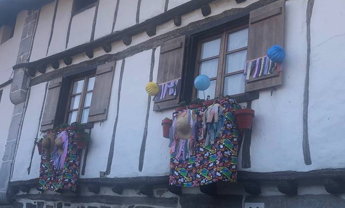 Inauterietan balkoiak eta txokoak apaintzera animatu eta zozketa antolatu du Lesakako Zerbitzuen Elkarteak