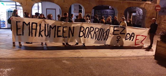 Atzo ilunabarrean Genero Indarkeriaren Aurkako egunaren harirat elkarretaratzea egin zuten Saran