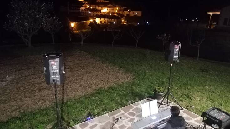 Aniztarrek musika eta bertsoekin alaitzen dituzte ilunabarrak etxeratze eta konfinamendu egunotan