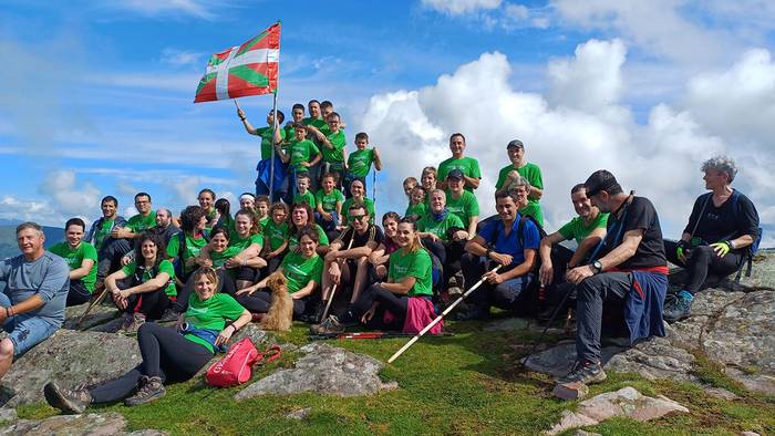 Antzerkia eta mendi itzulia tarteko asteburu polita izan dute Narbarten