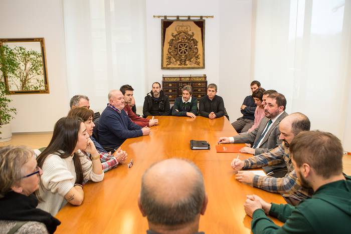 Nafarroako parlamentuko presidentea N121A errepideko alkateekin eta Olagueko istripuan hildakoen senideekin elkartu da