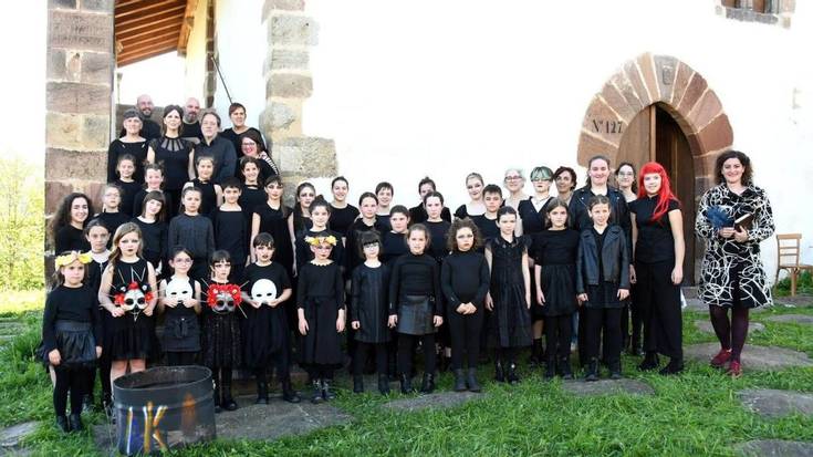 Elizondoko Koro Ttikik 'Sorgin zahar berriek' musikala aurkeztuko du asteburuan Iruritan