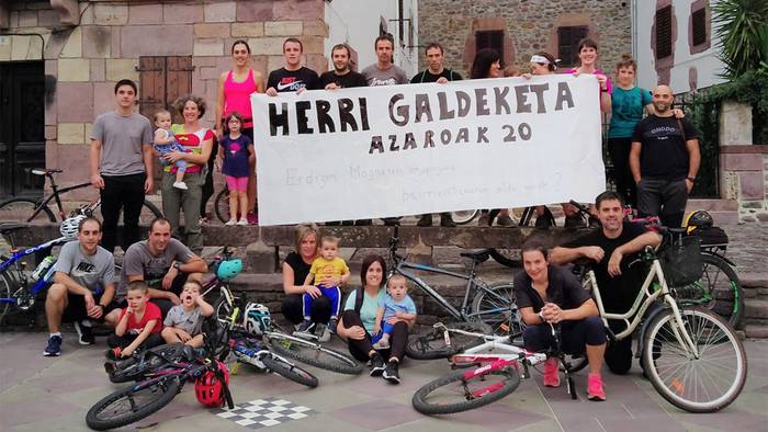 Erdizi buruzko herri galdeketan parte hartzeko lehendabiziko bizikleta martxa egin dute Iruritan