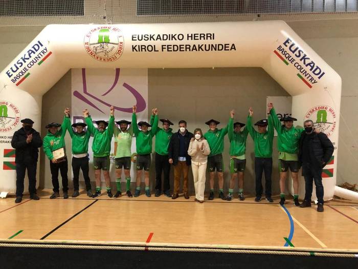 640 kiloko Euskal Herriko sokatira txapela ere jantzi dute Beti Gazteko mutilek