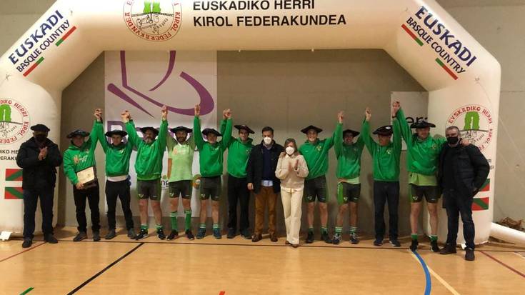640 kiloko Euskal Herriko sokatira txapela ere jantzi dute Beti Gazteko mutilek