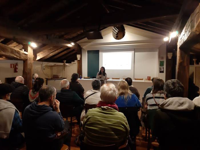 'Natura gure esku' liburua aurkeztu du Aiora Zabalak Elizondon