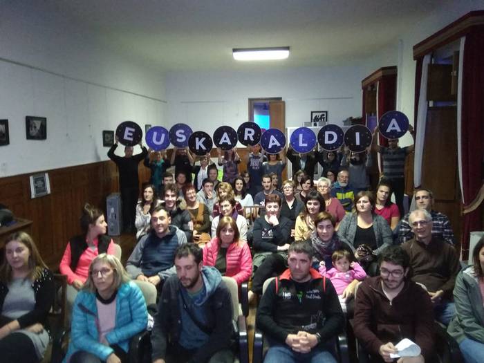 Areto bete jende bildu zen Leitzan Euskaraldiaren aurkezpenean
