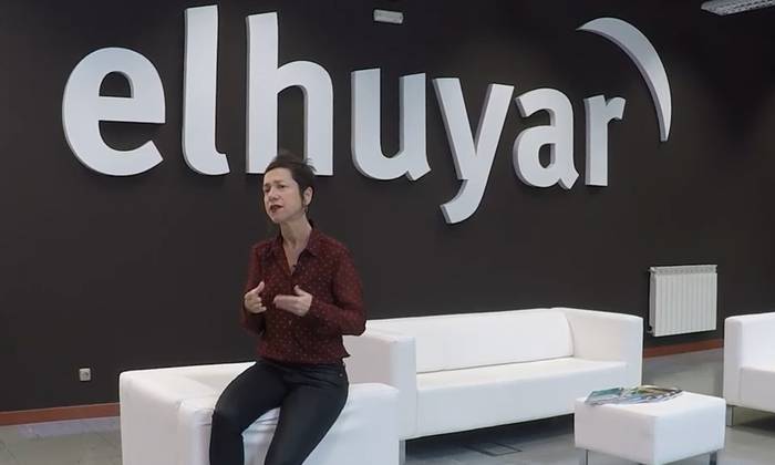 Elhuyarrek prestatutako “COVID-19aren izurria argitzen” bideo-pilulak zabalduko dira egunero euskarazko 30 hedabide baino gehiagotan