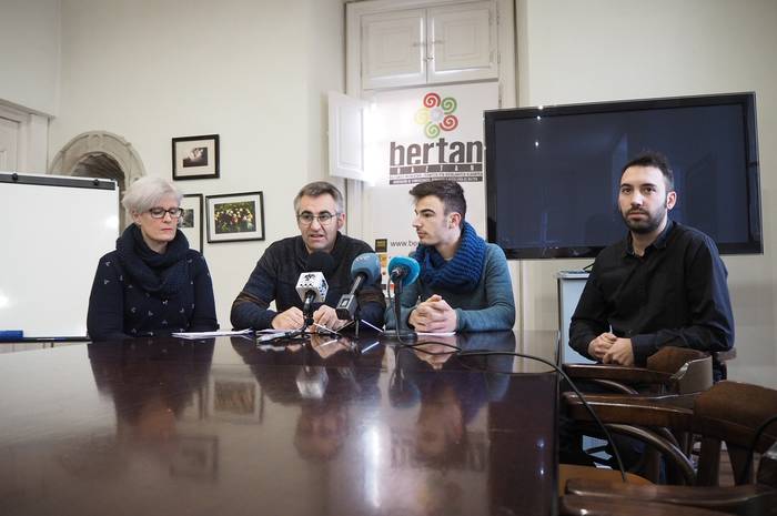 Azken hamar urteotan 38 komertzio baino gehiago itxi direla salatu du Bertan Baztan elkarteak