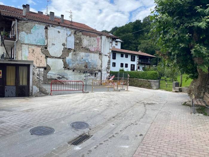 Zubimuxu eraisteko lanak bukatuta errepidea ireki dute Legia karrikan