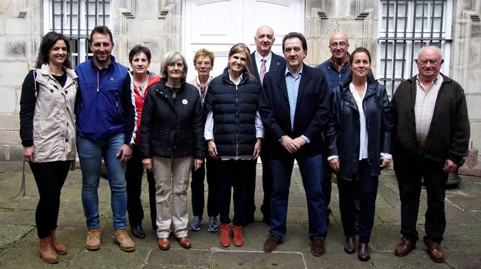 Baztango Navarra Sumak taldeko argazkia atera du