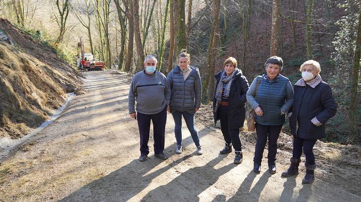 Uholdeetatik zortzi egunera bide segurua eskatzen dute Sunbillako Aritzeder auzoko bizilagunek