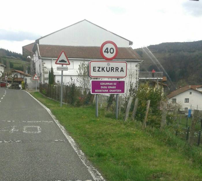 Eremu komunalak desinfektatzen ari dira Ezkurran