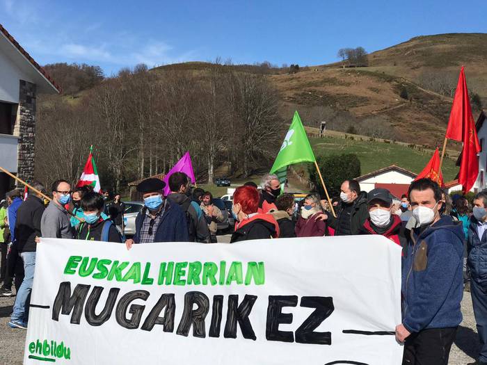 Mugako zortzi pasabideek hetsiak segitzen dutela salatu dute EH Baik eta EH Bilduk