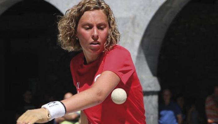 Iera Agirre leitzarra bi alditan txapeldun izan den Olatz Arrizabalagarekin ariko da Emakume Master Cup pilota txapelketan