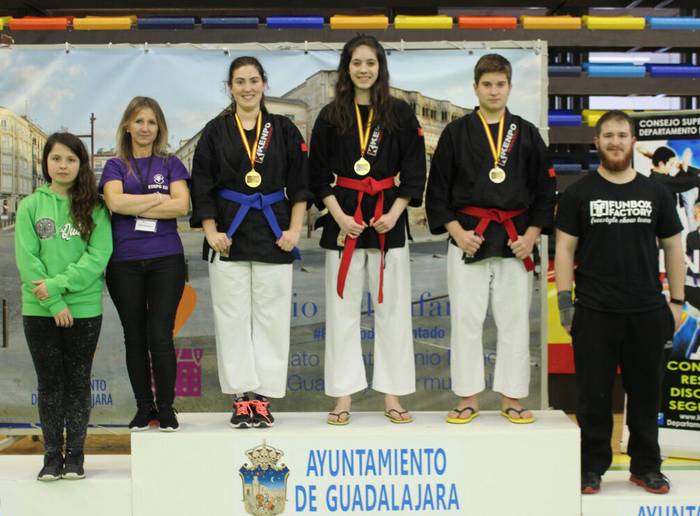 Espainiako kenpo kai txapelketatik dominaz hornituak bueltatu dira eskualdeko kirolariak