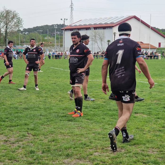 Sarako Izarra errugbi taldeko gizonezkoek irabazi eta lidergoa hartu dute