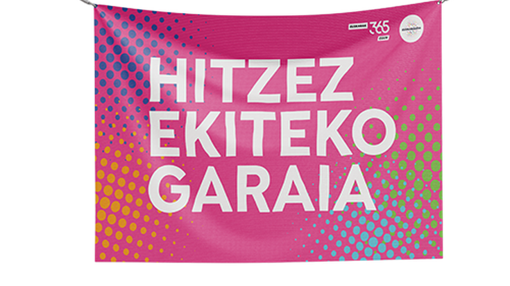 Euskaraldiko banderatxoak salgai daude Baztango udaletxean, Euskaltegian eta Fantxiken